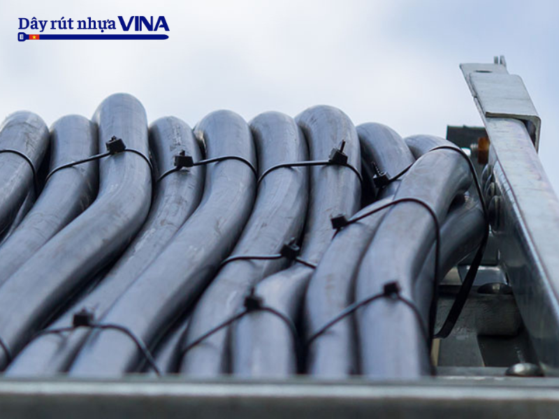 Dây rút nhựa VINA PA66 đen chịu tải và chống tia UV trong thi công